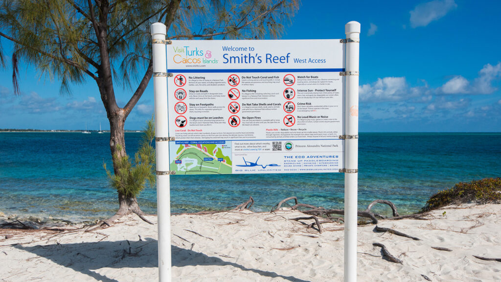 Smith's Reef Sign - RoadTripWarrior, CC BY-SA 3.0, via Wikimedia Commons - Smiths Reef